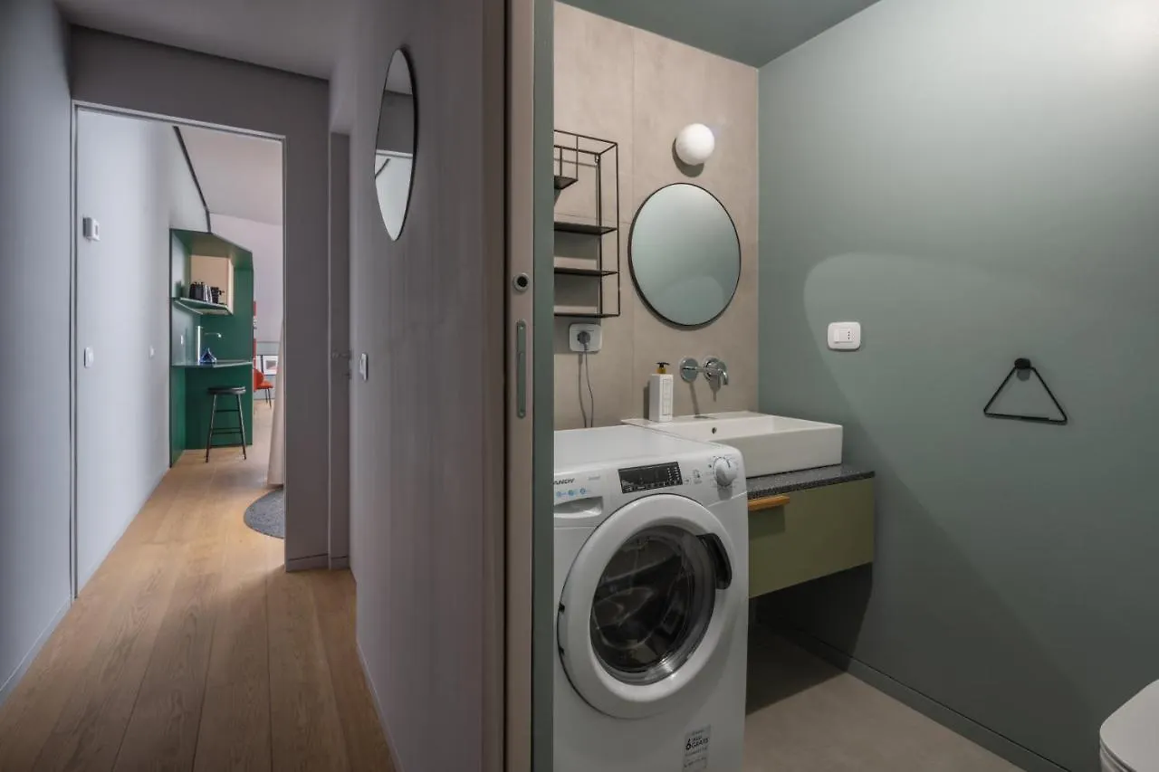 Bluemoon Apartments R&R 0*, Milan